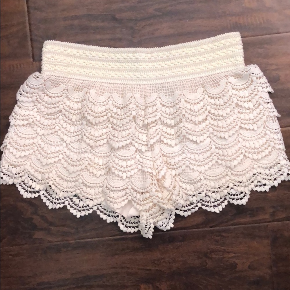 BOHO CREAM LACE SHORTS MEDIUM